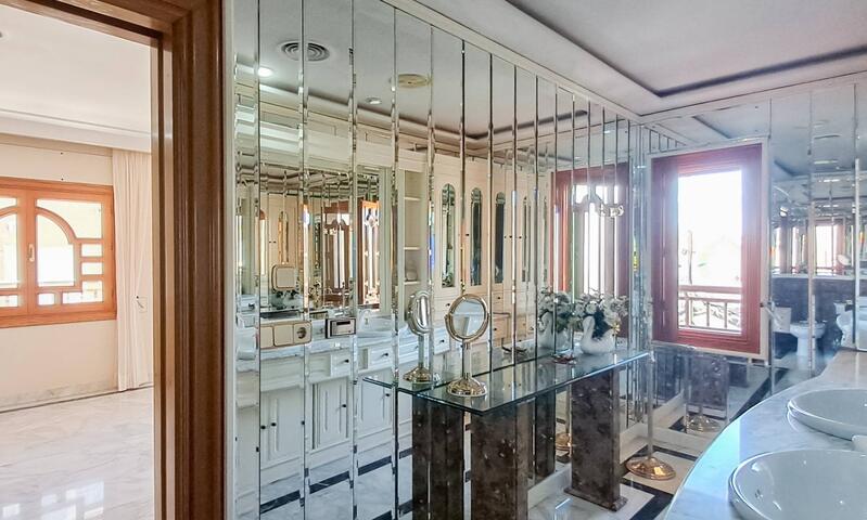 6 bedroom Apartment for sale