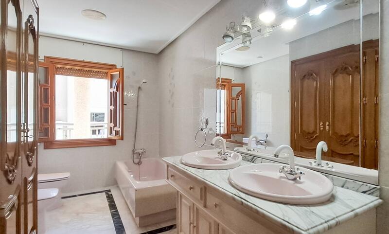 6 bedroom Apartment for sale