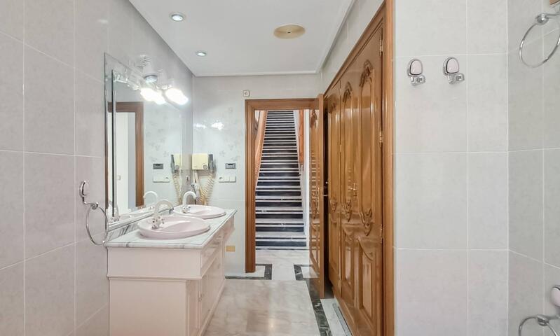 6 bedroom Apartment for sale