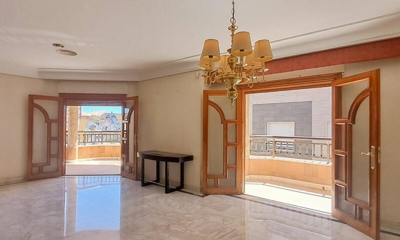 6 bedroom Apartment for sale