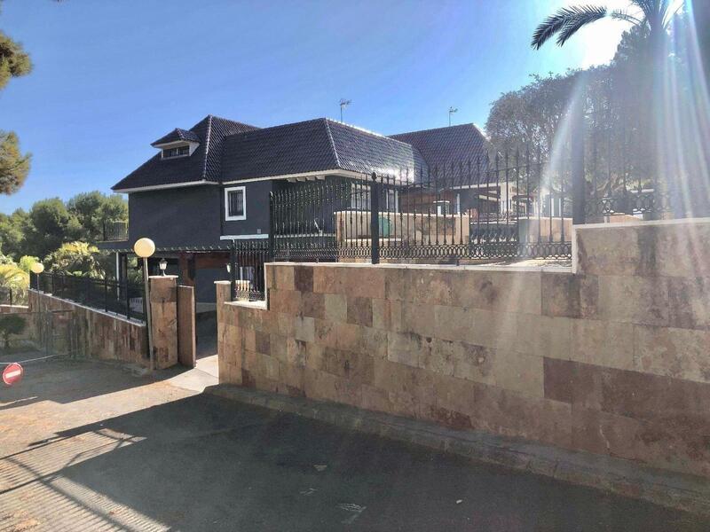 6 bedroom Villa for sale