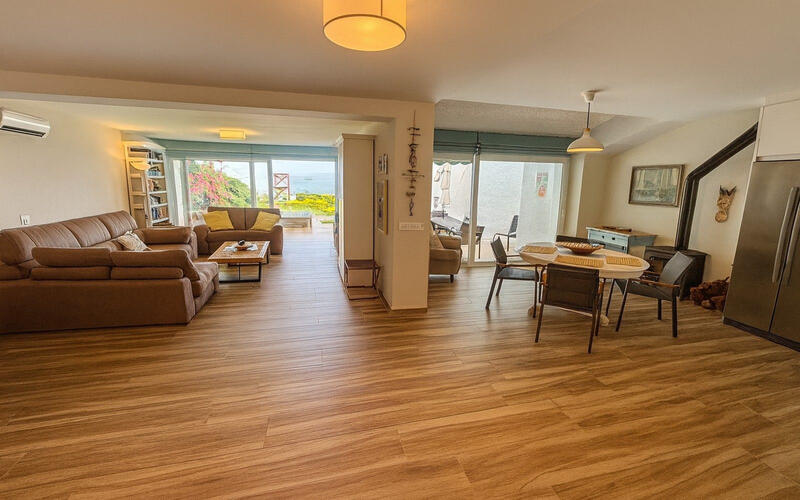 5 bedroom Townhouse for sale