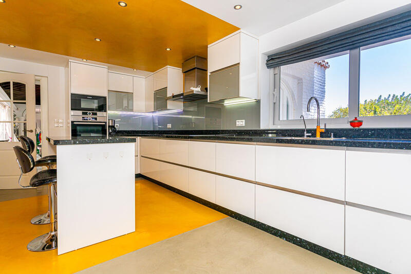 8 bedroom Villa for sale