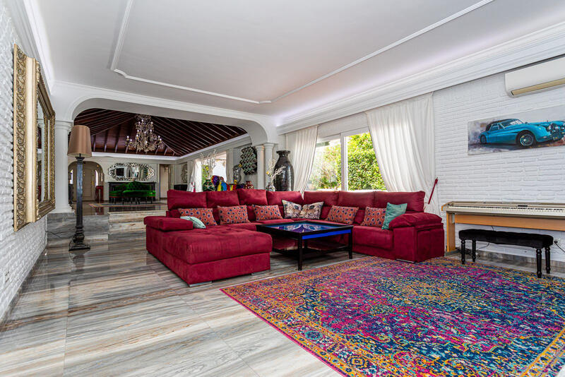 8 bedroom Villa for sale