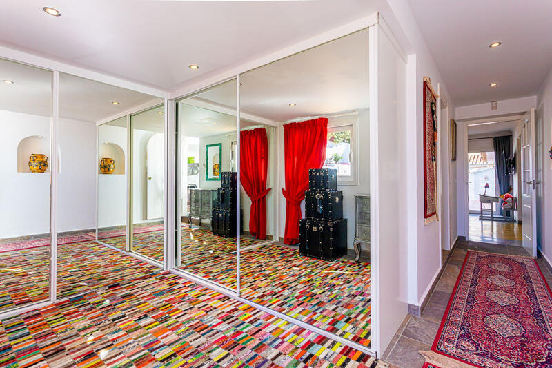 8 bedroom Villa for sale