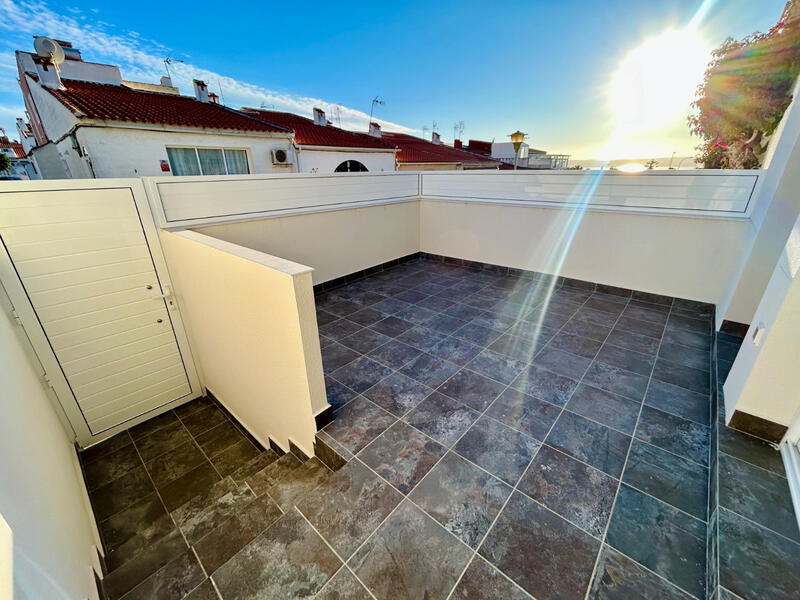 2 slaapkamer Gezinswoning Te koop 2 slaapkamer Gezinswoning Te koop