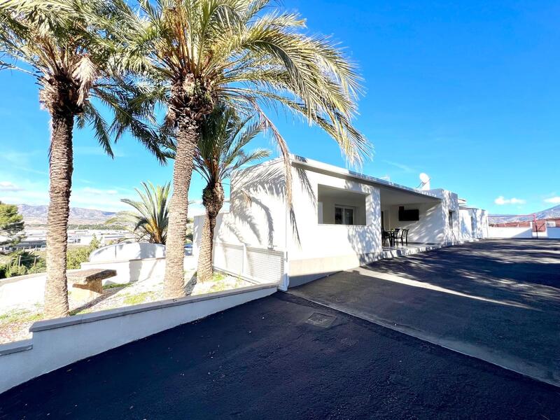 Villa en venta en Elda, Alicante