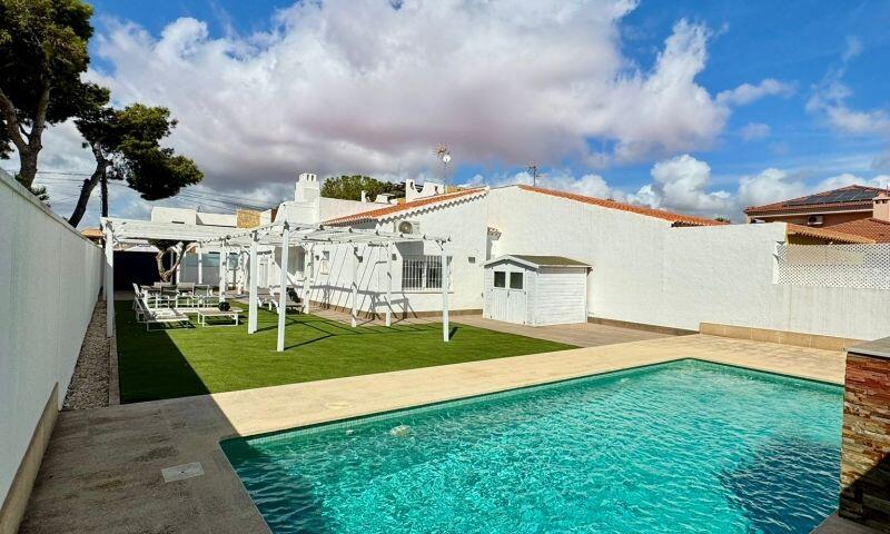 Villa en venta en Torrevieja, Alicante