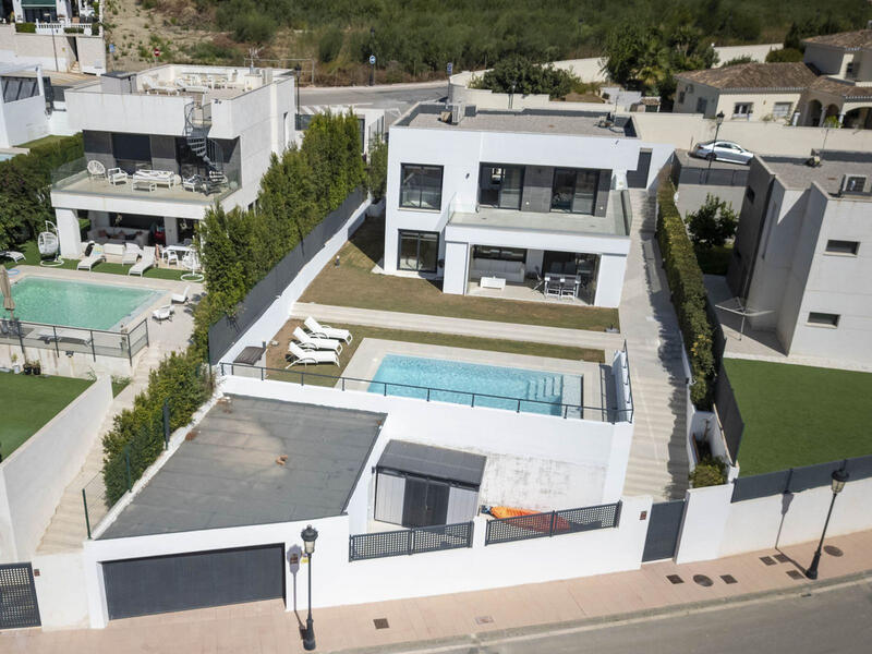 Villa for sale in La Duquesa, Málaga