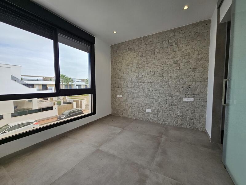 3 спальная комната квартира продается