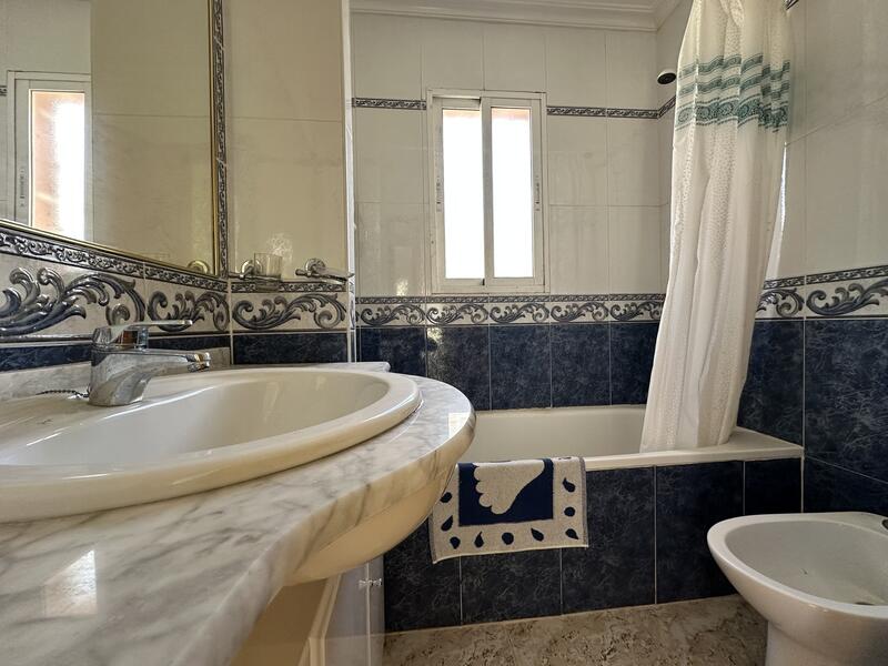 2 slaapkamer Gezinswoning Te koop