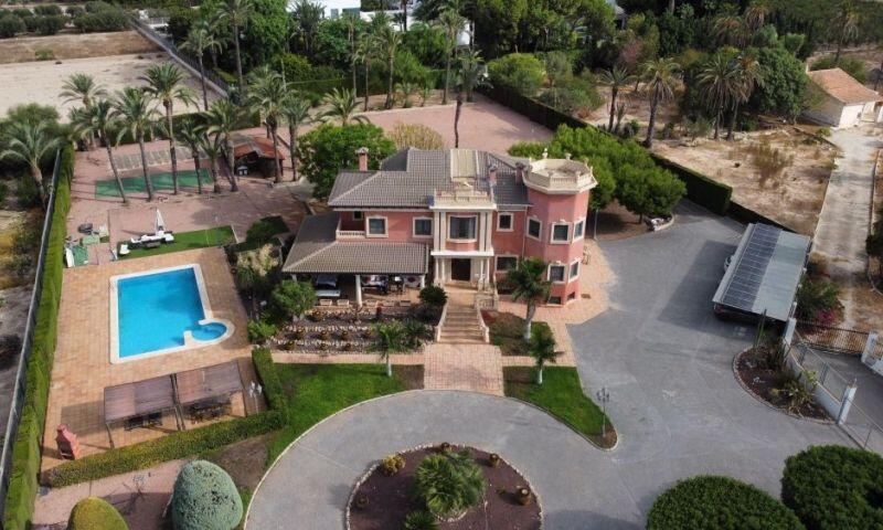 6 bedroom Villa for sale