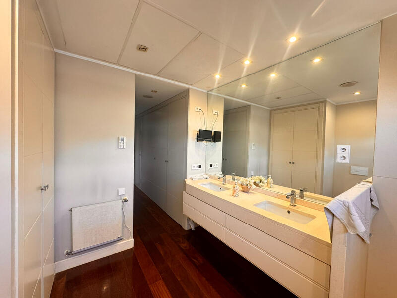 4 спальная комната квартира продается