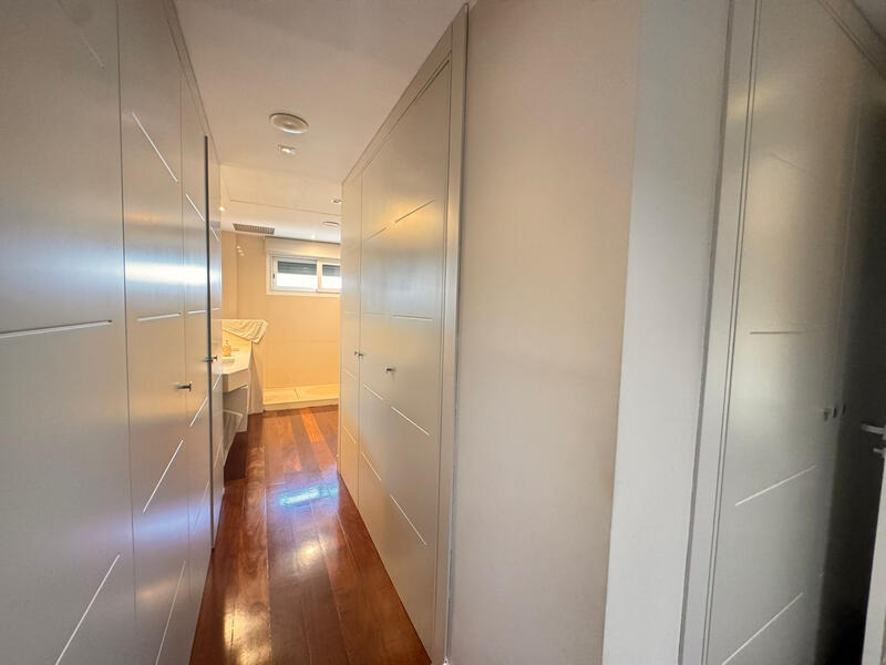 4 спальная комната квартира продается