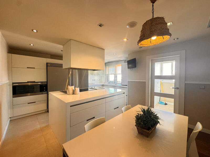 4 спальная комната квартира продается