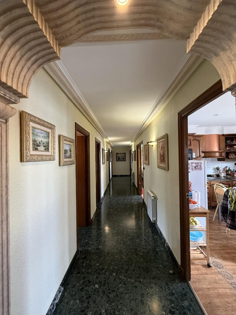 5 bedroom Apartment for sale