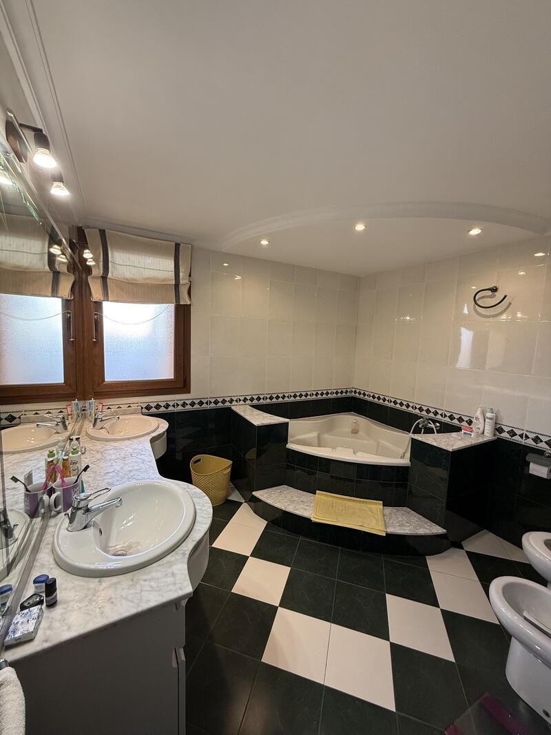 5 bedroom Apartment for sale