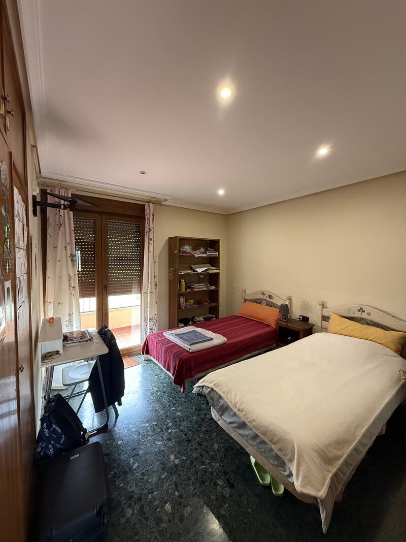 5 bedroom Apartment for sale