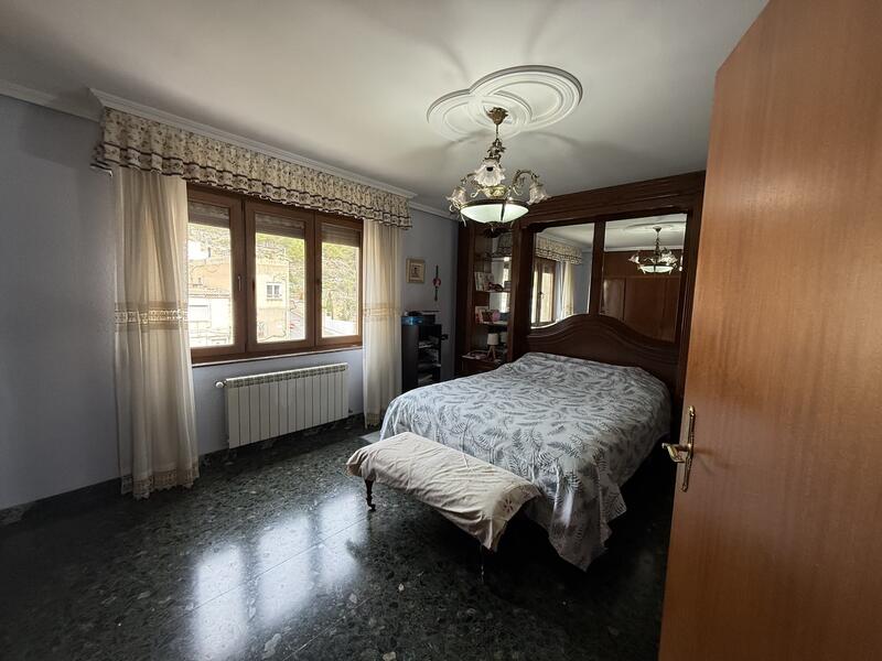 5 bedroom Apartment for sale