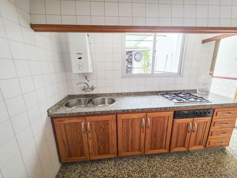 5 bedroom Townhouse for sale