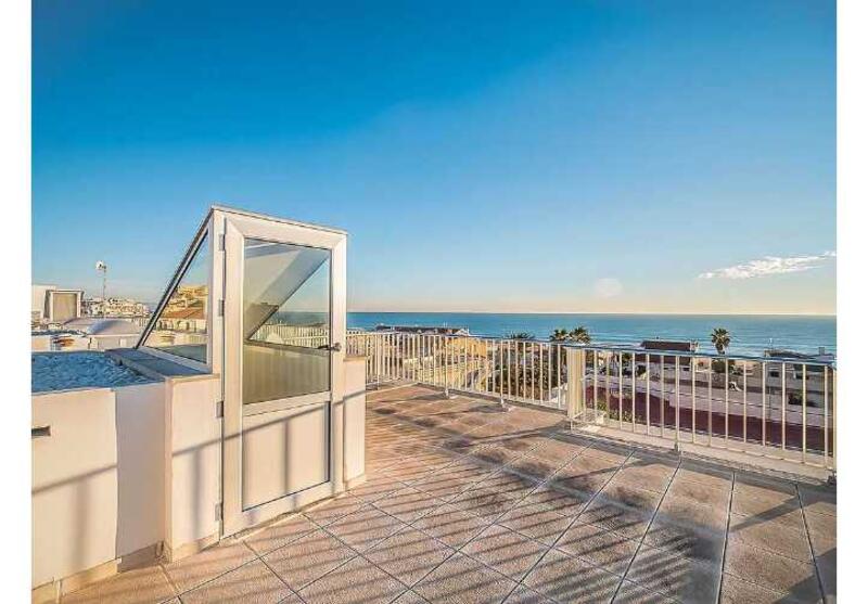 4 bedroom Townhouse for sale