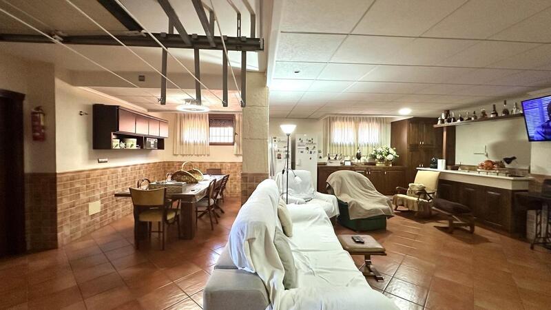 4 спальная комната городская тюрьма продается