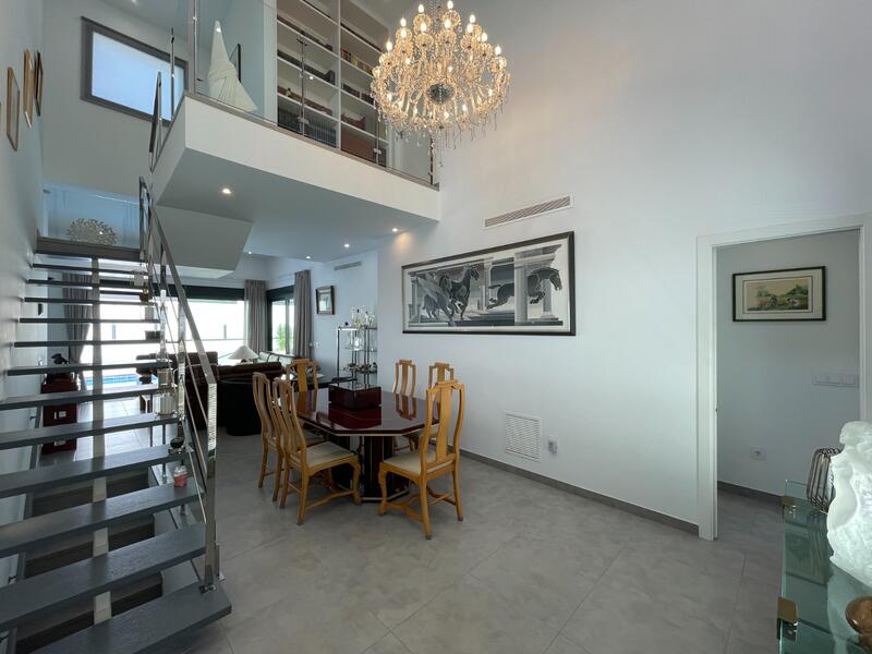 4 bedroom Townhouse for sale