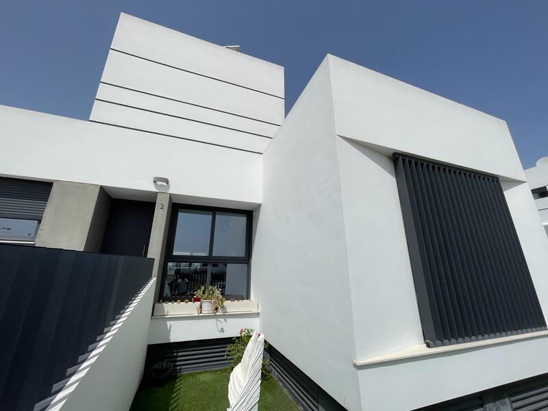 4 bedroom Townhouse for sale