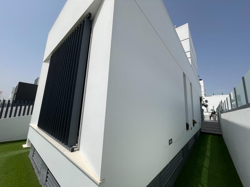 4 bedroom Townhouse for sale