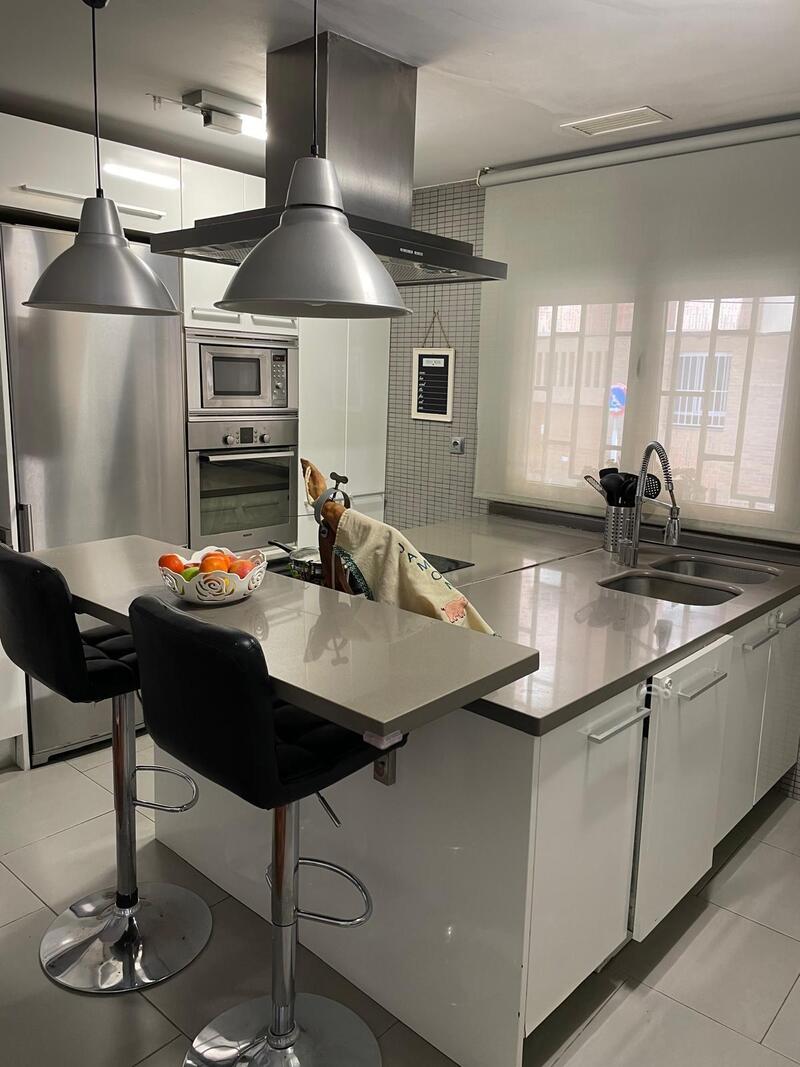 4 slaapkamer Tweezijdig Te koop 4 slaapkamer Tweezijdig Te koop