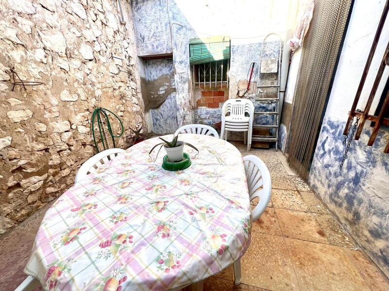 6 bedroom Townhouse for sale