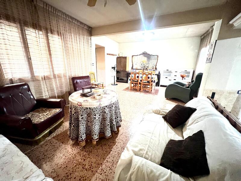 6 bedroom Townhouse for sale