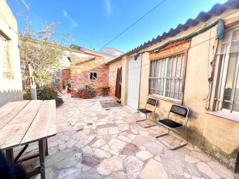 6 bedroom Townhouse for sale