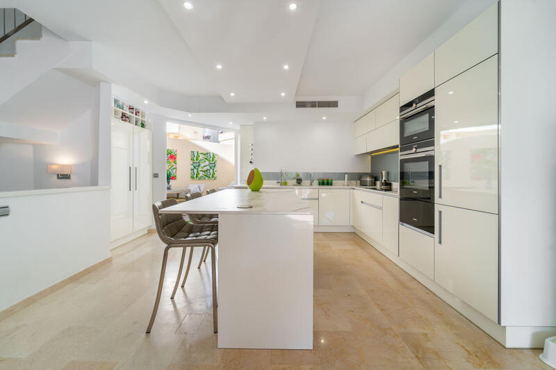 4 bedroom Townhouse for sale