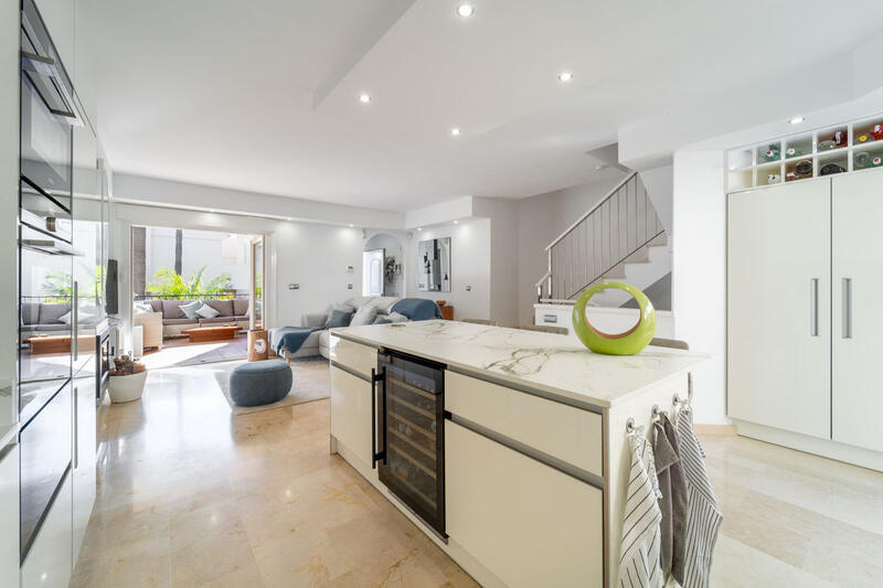 4 bedroom Townhouse for sale