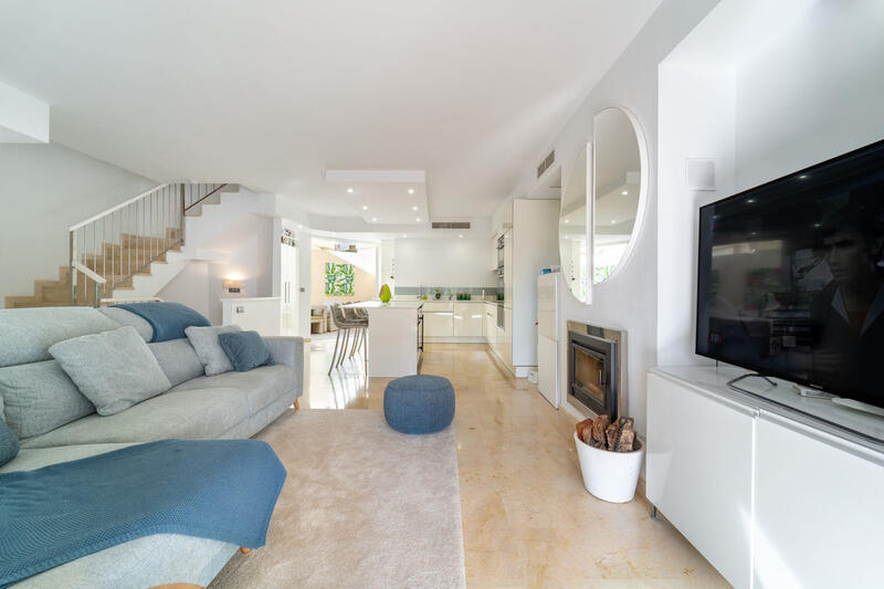 4 bedroom Townhouse for sale