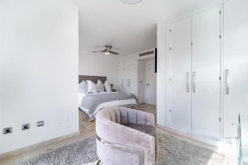 4 bedroom Townhouse for sale