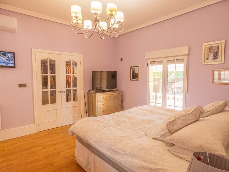 6 bedroom Villa for sale