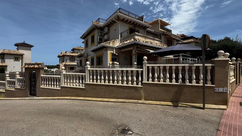 3 bedroom Townhouse for sale