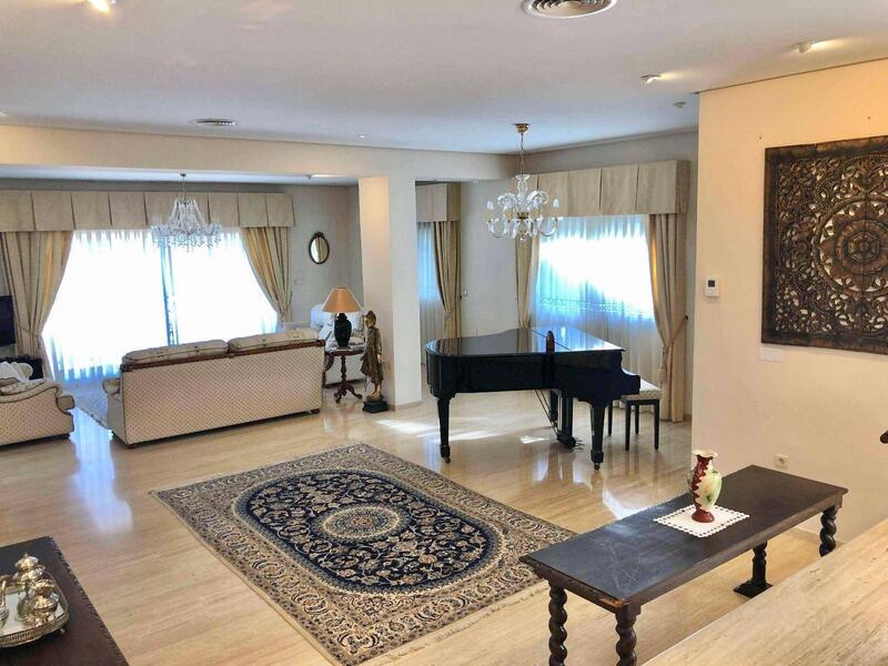 6 bedroom Villa for sale