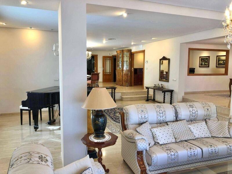 6 bedroom Villa for sale