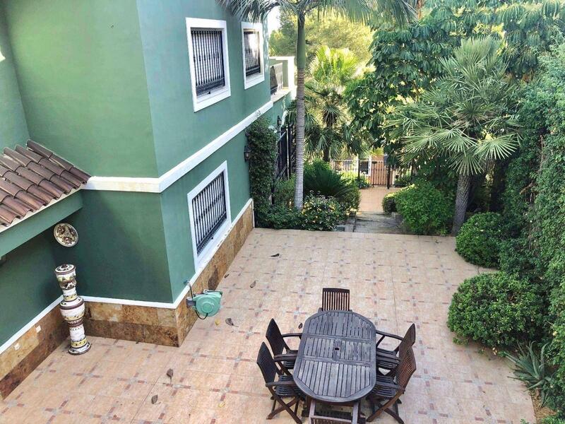 6 bedroom Villa for sale