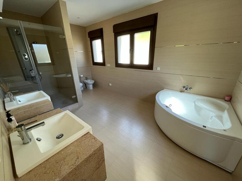 6 bedroom Villa for sale