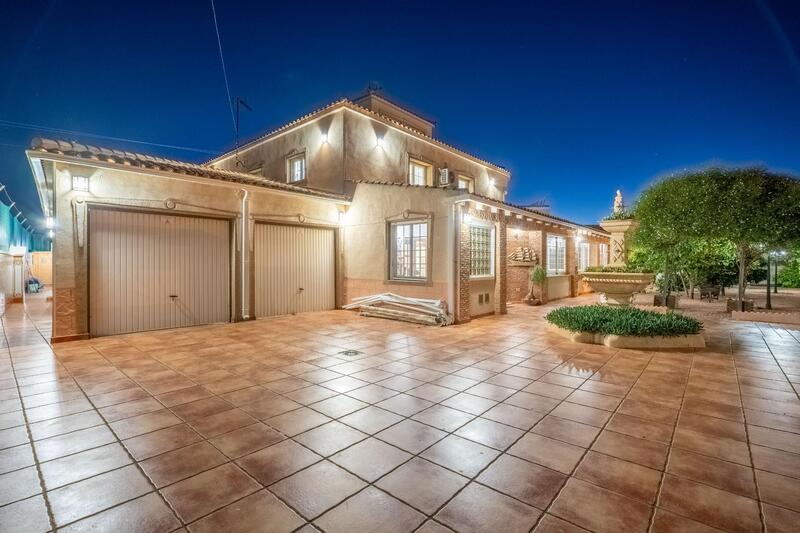 6 bedroom Villa for sale