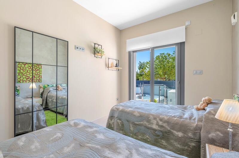 3 спальная комната городская тюрьма продается