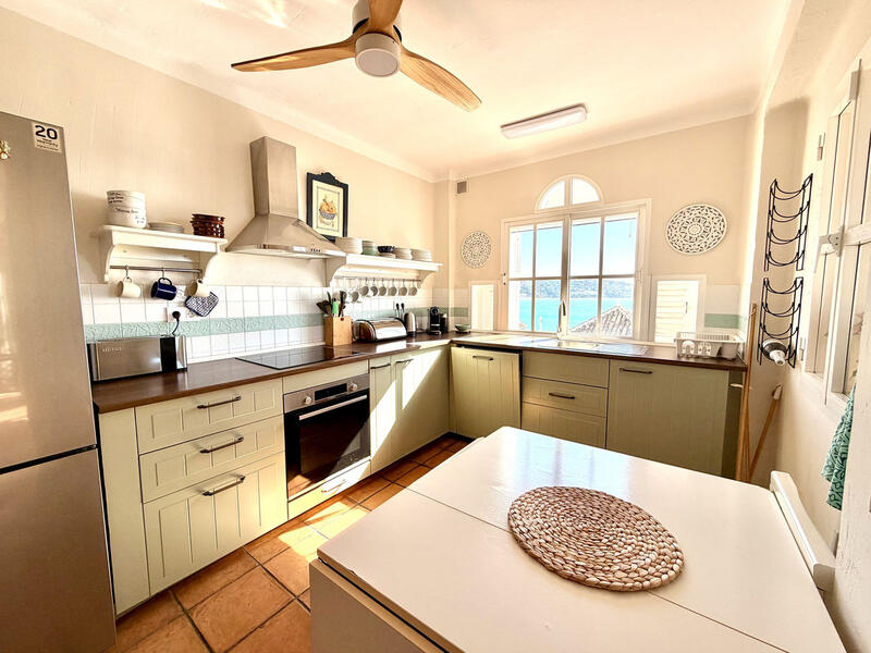 4 bedroom Townhouse for sale