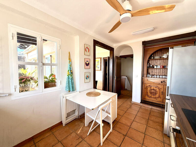 4 bedroom Townhouse for sale