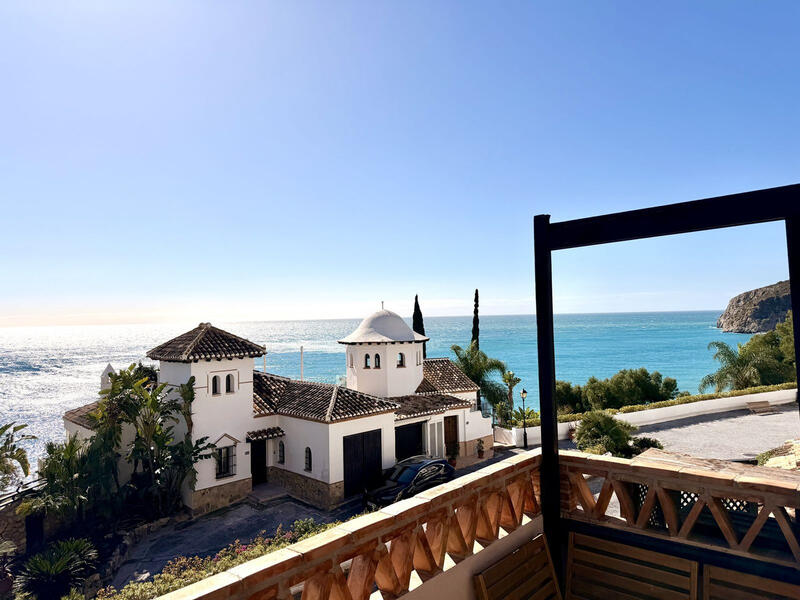 4 bedroom Townhouse for sale