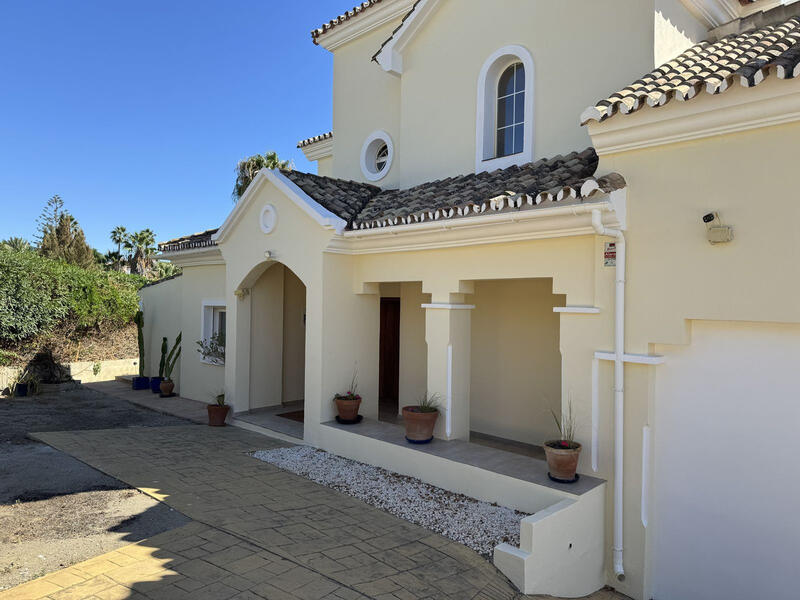 Villa for sale in Estepona, Málaga