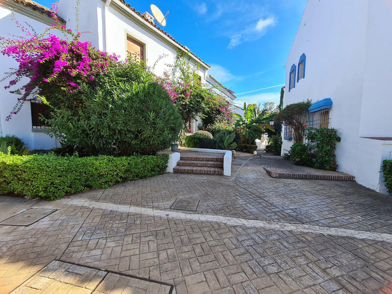 Townhouse for sale in Guadalmina Baja, Málaga